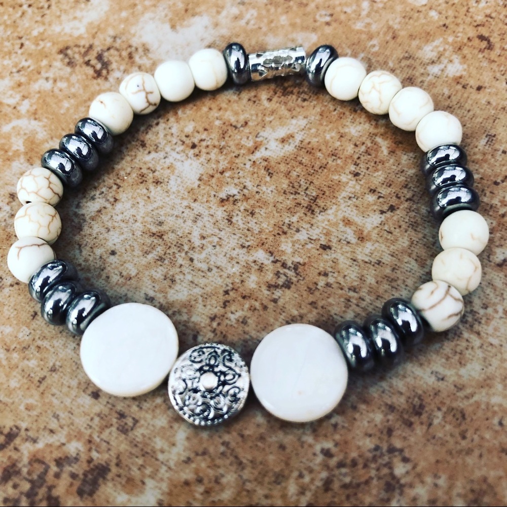 White & Silver Medallion Bracelet 🌼